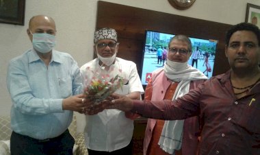 धनबाद: खादी ग्रामोद्योग संघ की ओर से  हजारीबाग व पलामू कमिश्नर का स्वागत