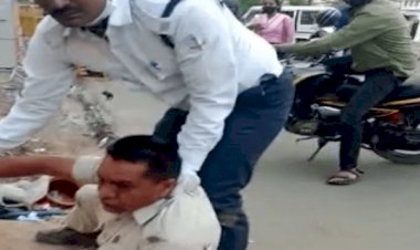 रांची: रोड पर पुलिसकर्मियों में मारपीट, ट्रैफिक पुलिसकर्मी ने चलाये लात-घूंसे ,VIDEO वायरल