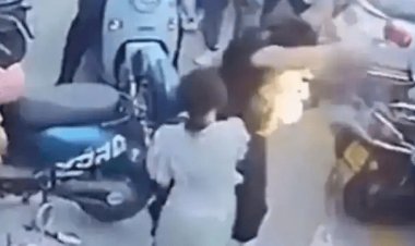 चीन: रोड पर चल रहे आदमी के बैग से अचानक निकलने लगा आग का गोला, वायरल हो रहा वीडियो