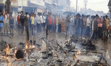 सीतामढ़ी: भवदेपुर में चमड़ा गोदाम के मजदूर की मर्डर, बवाल, आक्रोशितों लोगों ने कई दुकान व बाइक फूंक डाली