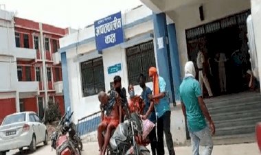 सासाराम: बुजुर्ग की बॉडी ले जाने के लिए सदर हॉस्पीटल से नहीं मिला एंबुलेंस, बाइक पर लादकर ले गये परिजन 