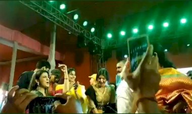 बिहार: वैशाली मे नाइट कर्फ्यू के दौरान बाहुबली के साथ अक्षरा सिंह ने लगायी ठुमके,300 लोगों पर FIR