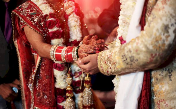 Maharashtra : समाजिक बंधन को तोड़  बेटे ने उठाया एतिहासिक कदम, विधवा मां का कराया दूसरी शादी