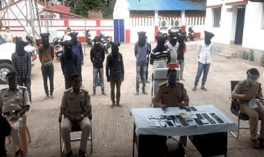 देवघर:14 साइबर क्रिमिनल अरेस्ट, 23 मोबाइल,37 सिम कार्ड, नौ बैंक अकाउंट, चार चेकबुक व 11 एटीएम कार्ड बरामद