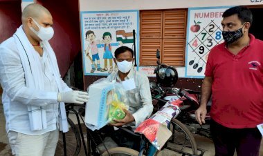 धनबाद:युवा संघर्ष मोर्चा व नौजवान कमिटी ने नया बाजार व पांडर पाला में राशन किट किया वितरण