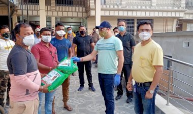 धनबाद: रणविजय सिंह ने हॉस्पिटल स्टाफ एवं एम्बुलेंस ड्राइवर को पीपी किट व मेडिकल किट दिया