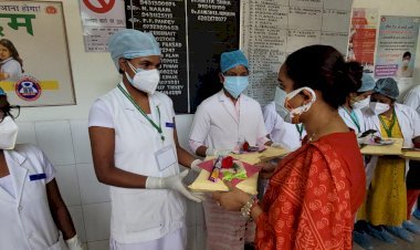 धनबाद:एमएलए पूर्णिमा नीरज सिंह पहुंची सदर अस्पताल, नर्सेों का बढ़ाया हौसला