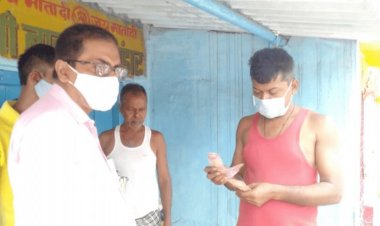 धनबाद: झरिया में रोड एक्सीडेंट मृत मां-बेटे के परिजन को रागिनी सिंह ने दिया आर्थिक सहयोग