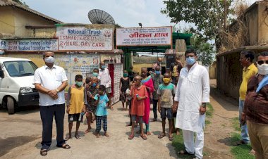 धनबाद: राजीव गांधी की पुण्यतिथि पर संतोष सिंह ने जीवन संस्था के बच्चों को बिस्कुट व टॉफी और पांच टेबल फैन दिया