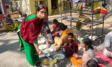 धनबाद: कोरोना काल में जरुरतमंदों की सेवा में लगी हैं  समाजसेवी निशि सिंह, कच्चा राशन व भोजन वितरण