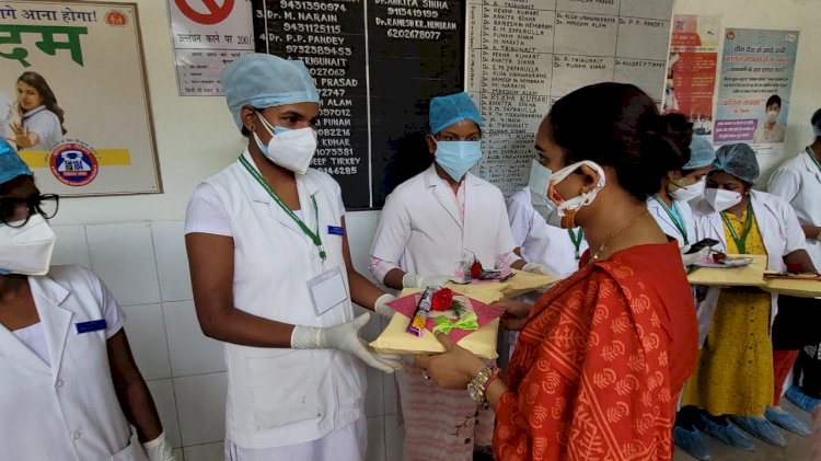 धनबाद:एमएलए पूर्णिमा नीरज सिंह पहुंची सदर अस्पताल, नर्सेों का बढ़ाया हौसला