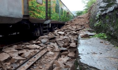 धनबाद-गया रेलवे ट्रैक पर    लैंड स्लाइड के कारण गिरी चट्टान, दुर्घटनाग्रस्त होने से बची राजधानी एक्सप्रेस