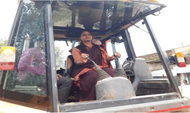 हजारीबाग: बड़कागांव एमएलए अंबा प्रसाद ने JCB चलाकर कीचड़ में तब्दील सड़क को किया समतल, नाली को कुदाल से सफाई की