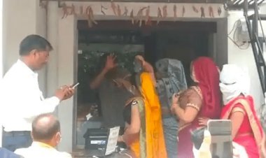 उत्तर प्रदेश: फिरोजाबाद में भाई-भाभी के साथ दुकान पर पहुंची महिला, हसबैंड की चप्पल से की पिटाई