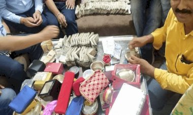 बिहार: मुजफ्फरपुर DTO के ठिकानों पर विजीलेंस रेड,पटना के तीन फ्लैट में 50 लाख कैश,लाखों की ज्वेलरी मिली