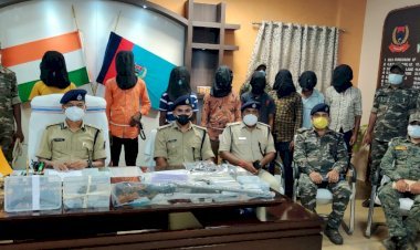 चाईबासा: पीएलएफआई के एरिया कमांडर समेत आठ उग्रवादी अरेस्ट, कट्टा, गोली, लेवी मांगने के पर्चे, मोबाइल फोन बरामद