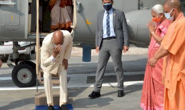उत्तर प्रदेश: अपने गांव पहुंचते ही प्रसिडेंट रामनाथ कोविंद हुए भावुक, माथे पर लगाई मिट्टी