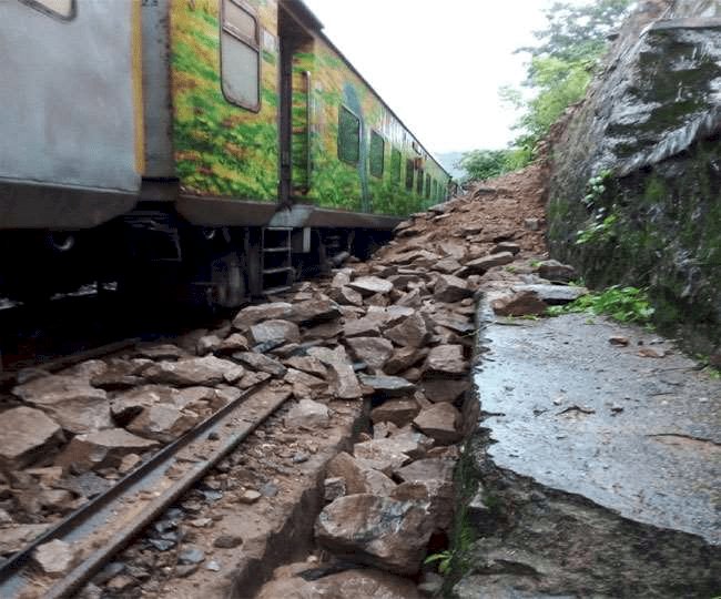धनबाद-गया रेलवे ट्रैक पर    लैंड स्लाइड के कारण गिरी चट्टान, दुर्घटनाग्रस्त होने से बची राजधानी एक्सप्रेस