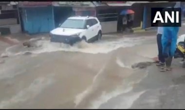 हिमाचल प्रदेश: धर्मशाला में भारी बारिश और बादल फटने की से तबाही, कहीं मकान ढहे तो कहीं गाड़ियां बहीं