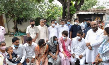 उत्तर प्रदेश: लखीमपुर में बदसलूकी का शिकार हुई महिला से मिलीं प्रियंका गांधी, योगी गवर्नमेंट पर हमला बोला