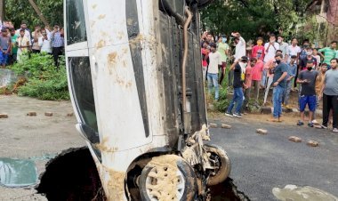 दिल्ली पुलिस के जवान की कार रोड में समाई, बाल-बाल बचा, बाहर निकालने को मंगानी पड़ी क्रेन