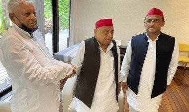 नई दिल्ली: लालू प्रसाद ने मुलायम सिंह यादव व अखिलेश की मुलाकात