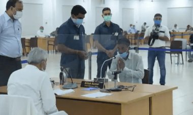 CM नीतीश के जनता दरबार में युवक का कंपलेन, साहब...अफसर कहता है कि सीएम क्या पीएम के यहां जाओ, कुछ नहीं होने वाला