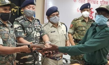 दुमका: भाकपा माओवादी गंगा प्रसाद राय ने आर्म्स के साथ किया सरेंडर, पुलिस को थी कई मामलों में तलाश