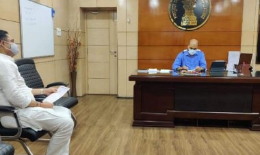 धनबाद: समाचार पत्र  विक्रेताओं की मांगों को लेकर डीसी से मिले रणविजय सिंह,सरकारी लाभ दिलाने की मांग