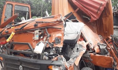 गिरिडीह: बगोदर में जीटी रोड पर एक कंटेनर ने दूसरे कंटेनर को मारी टक्कर खलासी की मौत, ड्राइवर गंभीर