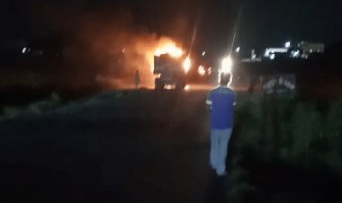 धनबाद: रोड पर चल रही हाइवा धु- धु कर जली, ड्राइवर और खलासी ने कूदकर बचाई जान