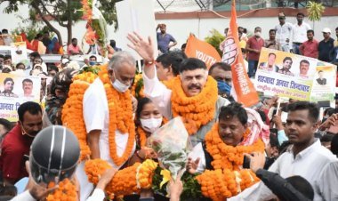 झारखंड: स्टेट कांग्रेस के नये प्रसिडेंट राजेश ठाकुर पहुंचे रांची, जोरदार स्वागत