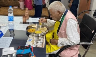 छत्तीसगढ़: पुलिस स्टेशन में इंस्पेक्टर की टेबल पर खाना खाते दिखे CM भूपेश बघेल के पिता, सोशल मीडिया पर तरह-तरह की बातें
