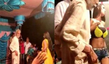 बिहार: जेडीयू के एक्स एमएलए श्याम बहादुर सिंह ने नर्तकियों संग फिर लगाये ठुमके