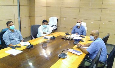 धनबाद:  कामगारों को मिलेगा श्रम अधिनियम का लाभ : डीसी