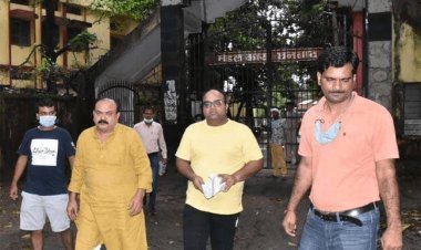 धनबाद: हाई कोर्ट बेल के बाद जेल से पुत्र के साथ निकले कोलकता का व्यवसायी अनिल गोयल