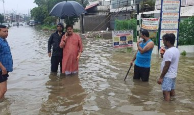 धनबाद: कोयलांचल में लगातार बारिश से जलप्रलय जैसी स्थिति, घरों, दुकान, खदान में घुसा पानी, सड़क डूबे