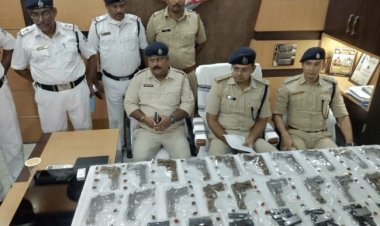 पश्चिम बंगाल: कुल्टी डिसरगढ़ में इलिगल आर्म्स फैक्ट्री का खुलासा, सात फिनिश्ड और 20 अनफिनिश्ड पिस्टल बरामद