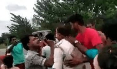 सीतामढ़ी: नानपुर में मुखिया समर्थकों ने पुलिस को दौड़ा-दौड़ाकर पीटा 