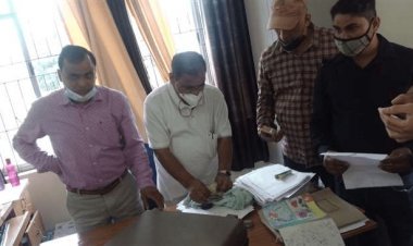 चतरा : ACB की टीम ने एसडीओ के स्टोनो 25 हजार रुपये स्टेनो को घूस लेते किया अरेस्ट