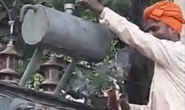 बिहार: छपरा में बिजली डिपार्टमेंट के स्टाफ का टोटका, ट्रांसफार्मर पर चढ़ाई शराब तो आई बिजली