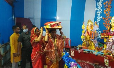 धनबाद: झरिया विधानसभा के विभिन्न क्षेत्रों में दुर्गा पूजा में शामिल हुई रागिनी सिंह