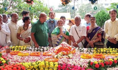 धनबाद: शहीद मणींद्रनाथ मंडल की 27वीं पुण्यतिथि मनी, डॉक्टर्स, समाजसेवी व छात्र- छात्राएं सम्मानित