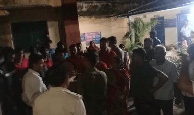 धनबाद: पाथरडीह में पुलिस स्टेशन में कंपलेन लेकर पहुंचे युवकों के साथ थाना प्रभारी ने की मारपीट, महिला का हंगामा