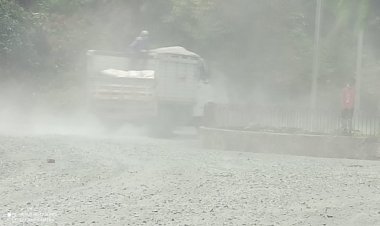 धनबाद: सिंदरी में वेस्ट छाई के ट्रांसपोर्टिंग से बढ़ा वायु प्रदूषण, लोग परेशान