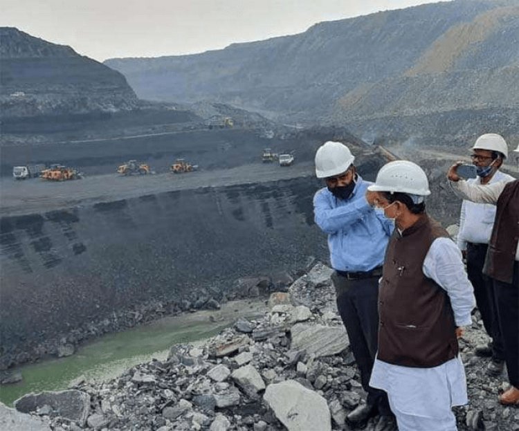 झारखंड: कोल मिनिस्टर प्रहलाद जोशी माइंस में उतरे, कहा-कार्यसंस्कृति बदलें अफसर, सिर्फ उत्पादन और डिस्पैच पर दें ध्यान