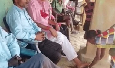 बिहार: जमुई में के एक नव निर्वाचित मुखिया ने आदिवासी महिला से धुलवाया पैर, सोशल मीडिया पर वीडियो वायरल 