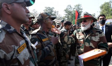 जम्मू-कश्मीर: PM मोदी ने LOC पर फौजियों के साथ मनाई दिवाली,कहा- सेना ही मेरा परिवार, नौशेरा के शेरों के साहस को नमन