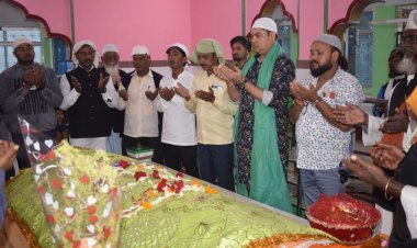 धनबाद: सालाना उर्स मुबारक के मौके पर आयोजित नातिया मुशायरा, रणविजय सिंह ने की चादर पोशी