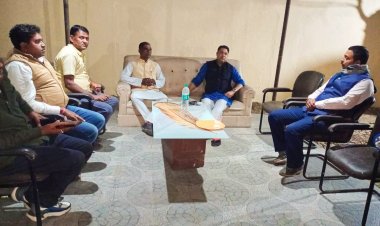 बिहार: छपरा में गरखा के कांग्रेस एमएलए सुरेंद्र राम से मिले रणविजय सिंह, पैतृक गांव में मुखिया के साथ बैठक